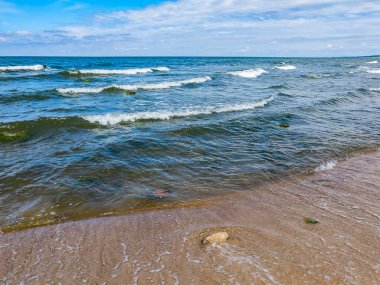 Ufuk çizgisi olan deniz manzarası. Doğa arkaplanı