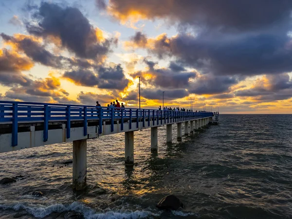 Zelenogradsk Rússia Junho 2021 Pessoas Admiram Paisagem Marinha Pôr Sol — Fotografia de Stock