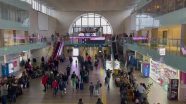 Moskova, Rusya, 4 Kasım 2021. Leningrad İstasyonu. Yolcular trenin kalkmasını bekliyorlar.