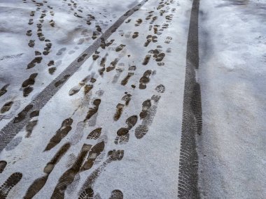 Kışın karla kaplı bir pistte ayak izleri.