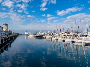 Sochi, Rusya, 19 Ekim 2021. Sochi Marina limanında yatlar