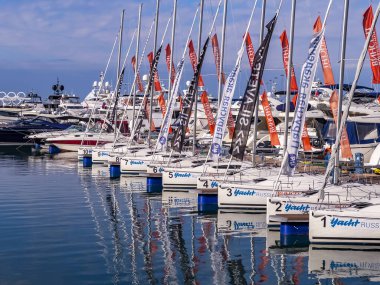 Sochi, Rusya, 19 Ekim 2021. Sochi Marina limanında yatlar