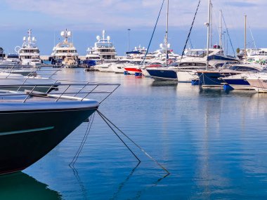 Sochi, Rusya, 19 Ekim 2021. Sochi Marina limanında yatlar