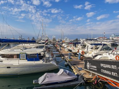 Sochi, Rusya, 19 Ekim 2021. Sochi Marina limanında yatlar