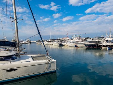 Sochi, Rusya, 19 Ekim 2021. Sochi Marina limanında yatlar