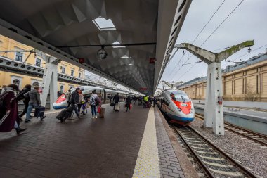 Saint Petersburg, Rusya, 7 Kasım 2021. Modern yüksek hızlı tren Sapsan, Moskova tren istasyonunda. Yolcular platformda yürüyor