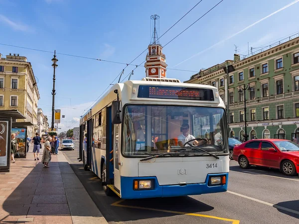2021年7月24日 俄罗斯圣彼得堡 公共汽车经过涅夫斯基市郊的主要街道 — 图库照片