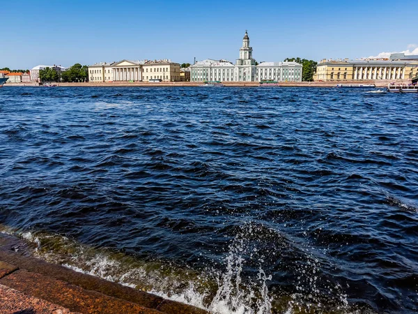 ロシアのサンクトペテルブルク 2021年7月23日 ネヴァ川と堤防の眺め — ストック写真