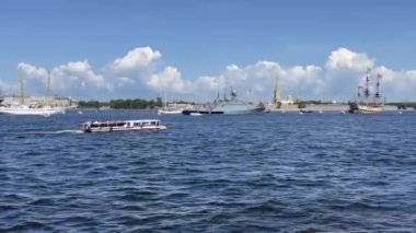 St. Petersburg, Rusya, 23 Temmuz 2021. Neva Nehri manzarası ve set..