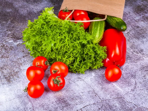 テーブルの上の籠の中の新鮮な野菜 — ストック写真