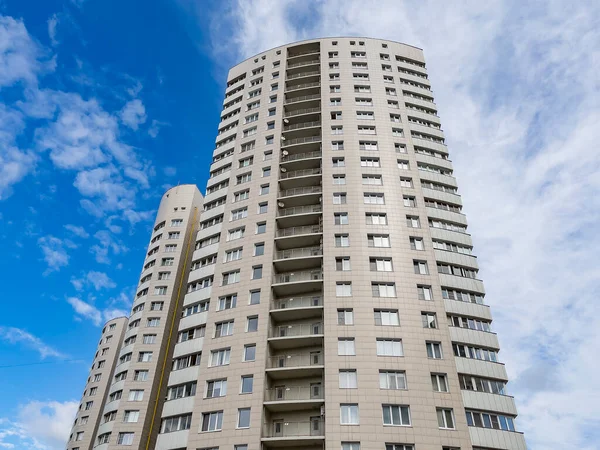 Pushkino, Rusya, 25 Ağustos 2021. Çok katlı yeni binalar, ön cephe.