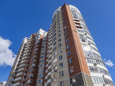 Pushkino, Rusya, 25 Ağustos 2021. Çok katlı yeni binalar, ön cephe.