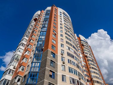 Pushkino, Rusya, 25 Ağustos 2021. Çok katlı yeni binalar, ön cephe.