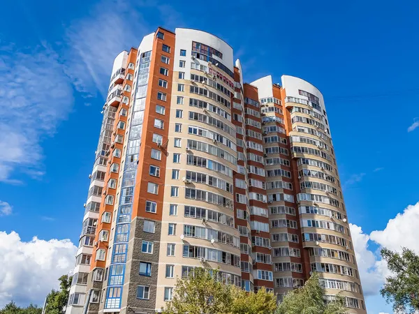 2021年8月25日 俄罗斯普希金诺 新的多层住宅建筑 立面的碎片 — 图库照片
