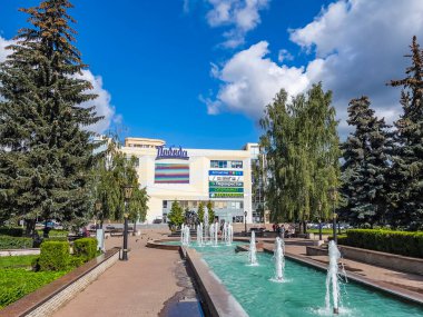 Pushkino, Rusya, 18 Ağustos 2021. Güneşli yaz gününde Central City Meydanı.