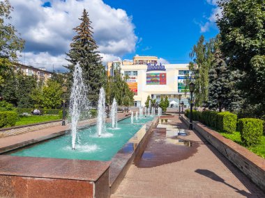Pushkino, Rusya, 18 Ağustos 2021. Güneşli yaz gününde Central City Meydanı.