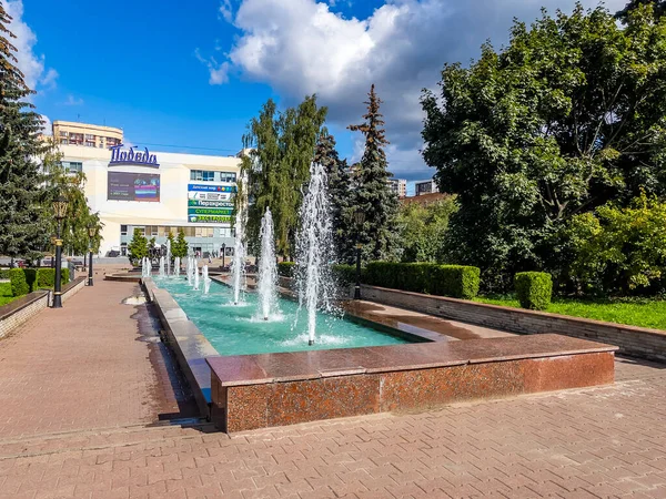 Pushkino, Rusya, 18 Ağustos 2021. Güneşli yaz gününde Central City Meydanı.