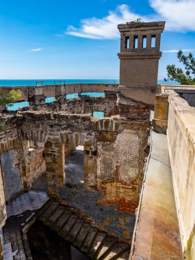 Sochi, Rusya, 14 Nisan 2021. Karadeniz kıyısında, tarihi ve kültürel bir dönüm noktası olan terk edilmiş eski bir kır evi (Albay Kvitko 'nun evi). İç kısmın parçası