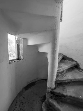 Sochi, Rusya, 14 Nisan 2021. Karadeniz kıyısında, tarihi ve kültürel bir dönüm noktası olan terk edilmiş eski bir kır evi (Albay Kvitko 'nun evi). İç kısmın parçası