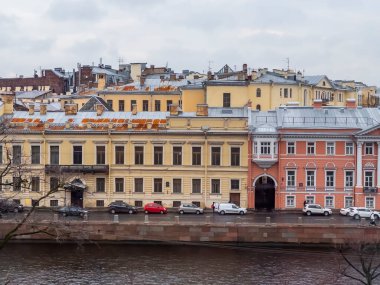 St. Petersburg, Rusya, 5 Kasım 2021. Stroganov sarayının penceresinden Moika Nehri 'ne ve manzaralı setlerine bakın