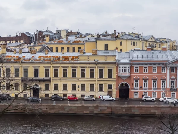 ロシアのサンクトペテルブルク 2021年11月5日 ストロガノフ宮殿の窓からモイカ川とその絵のような堤防への眺め — ストック写真