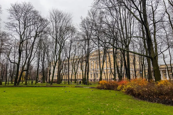 2021年11月5日 ロシアのペテルスブルグ ミハイロフスキー庭園のミハイロフスキー宮殿 ロシア美術館 の断片 — ストック写真