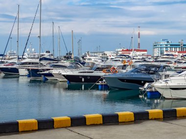 Sochi, Rusya, 19 Ekim 2021. Sochi Marina limanında yatlar