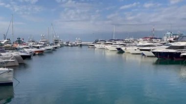 Sochi, Rusya, 19 Ekim 2021. Sochi Marina limanında yatlar