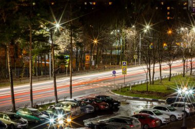 Pushkino, Rusya, 5 Kasım 2021. Akşam şehir manzarası. Arabalar karanlık sokaklar boyunca gider.