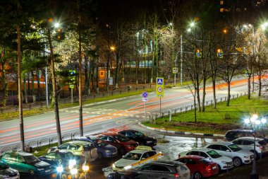 Pushkino, Rusya, 5 Kasım 2021. Akşam şehir manzarası. Arabalar karanlık sokaklar boyunca gider.