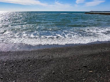 Deniz manzarası. Dalgalar ve köpüklerle sörf yapmak. Doğa arkaplanı