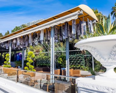 Sochi, Rusya, 18 Ekim 2021. Resimli duvar seti. Deniz kıyısında rahat bir kafe.