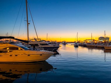 Sochi, Rusya, 20 Ekim 2021. Günbatımında Sochi Marina limanında yatlar