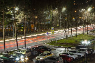 Pushkino, Rusya, 5 Kasım 2021. Akşam şehir manzarası. Arabalar karanlık sokaklar boyunca gider.