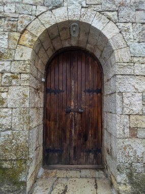 Sisli bahar sabahında antik taş kule