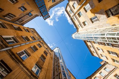 St. Petersburg, Rusya, 13 Haziran 2020. Rubinstein caddesindeki şehir avlusunun tipik manzarası. Evlerin arasında gökyüzü görünüyor.