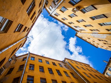 St. Petersburg, Rusya, 13 Haziran 2020. Rubinstein caddesindeki şehir avlusunun tipik manzarası. Evlerin arasında gökyüzü görünüyor.