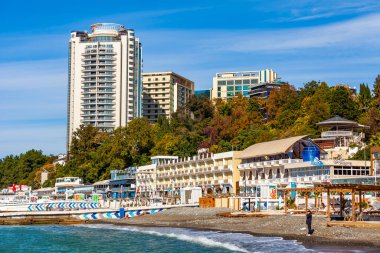 Sochi, Rusya, 21 Ekim 2021. Karadeniz 'in sonbahar günündeki resimli rıhtımı