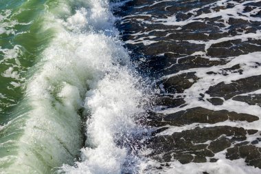 Deniz manzarası. Dalgalar ve köpüklerle sörf yapmak. Doğa arkaplanı