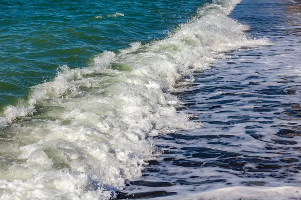 海の風景 波と泡でサーフライン 自然背景 — ストック写真