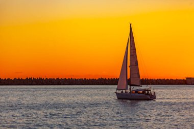 Sochi, Rusya, 13 Nisan 2021. Günbatımında Karadeniz kıyısı