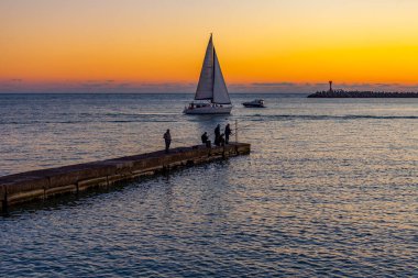 Sochi, Rusya, 13 Nisan 2021. Günbatımında Karadeniz kıyısı