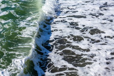 Deniz manzarası. Dalgalar ve köpüklerle sörf yapmak. Doğa arkaplanı