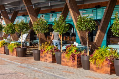 Sochi, Rusya, 18 Ekim 2021. Deniz kıyısındaki resimli kafe.