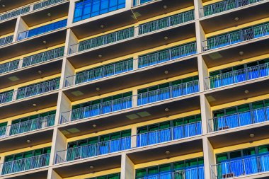 Sochi, Rusya, 19 Ekim 2021. Modern şehir mimarisi. Ön cephenin parçası 