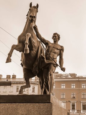 St. Petersburg, Rusya, 7 Kasım 2021. Fontanka nehri üzerinden köprüdeki Klodt 'un at heykelinin görüntüsü