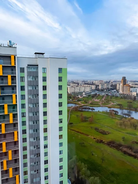 ロシアのサンクトペテルブルク 2021年11月5日 複数階建ての近代住宅 — ストック写真