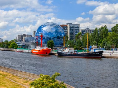 Kaliningrad, Rusya, 28 Haziran 2021. Pregolya Nehri seti manzarası ve Dünya Okyanusu Müzesi gemileri