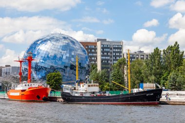 Kaliningrad, Rusya, 28 Haziran 2021. Pregolya Nehri seti manzarası ve Dünya Okyanusu Müzesi gemileri