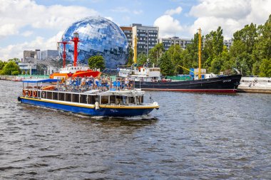 Kaliningrad, Rusya, 28 Haziran 2021. Pregolya nehir seti. Zevk gemisi yelken açtı